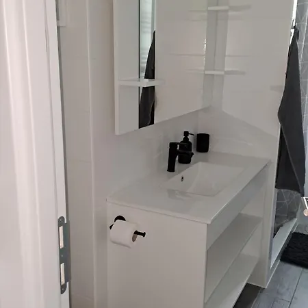 White Harmony Apartment *